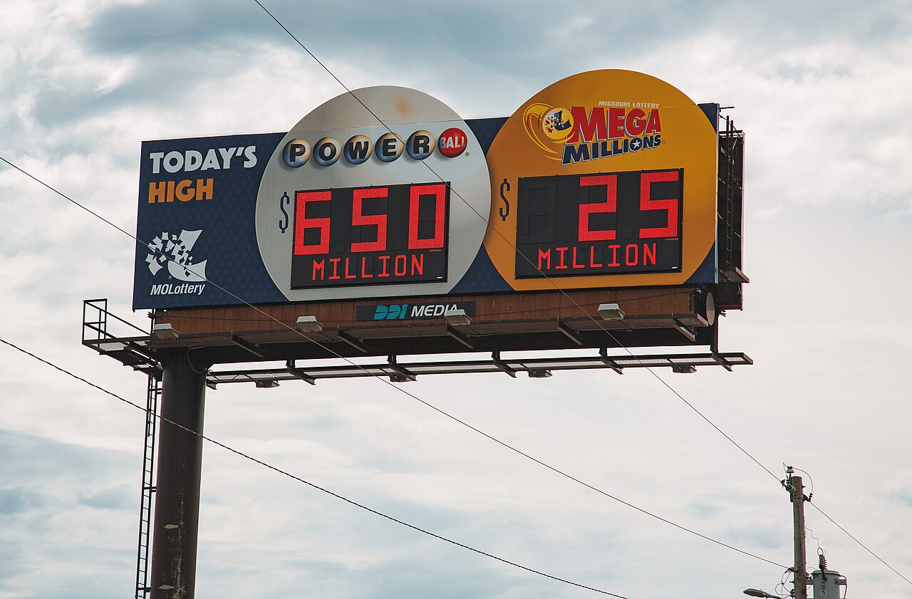 Powerball and Mega Millions Lottery Jackpot Prize Billboard in Missouri (44555666811).jpg