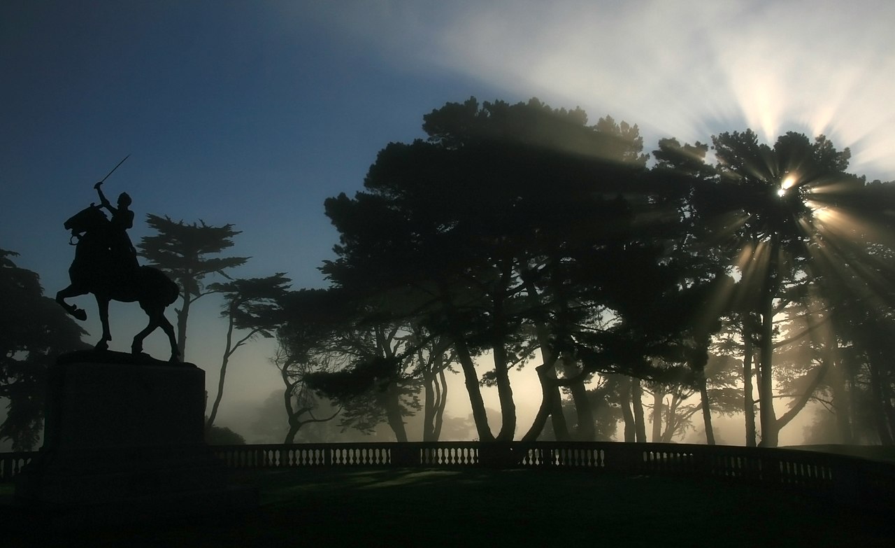 Jeanne d'Arc Joan of Arc at San Francisco's Palace of the Legion of Honor and crepuscular rays.jpg