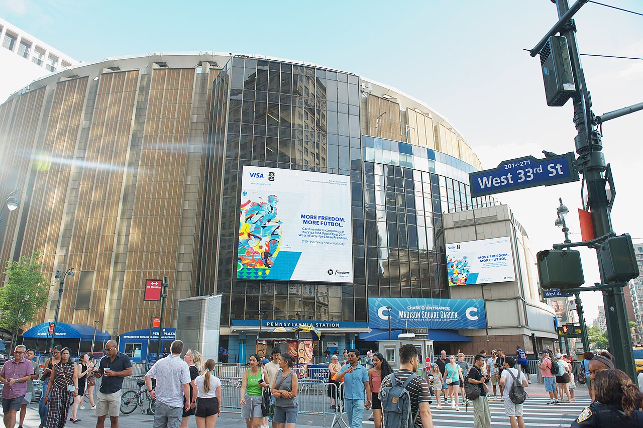 Wedding of Taylor Swift and Travis Kelce outside MSG 01.jpg