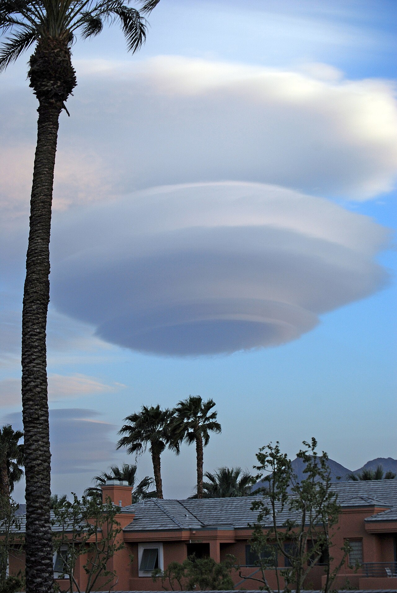Lenticular cloud in Palm Desert, Ca - jmusil.jpg