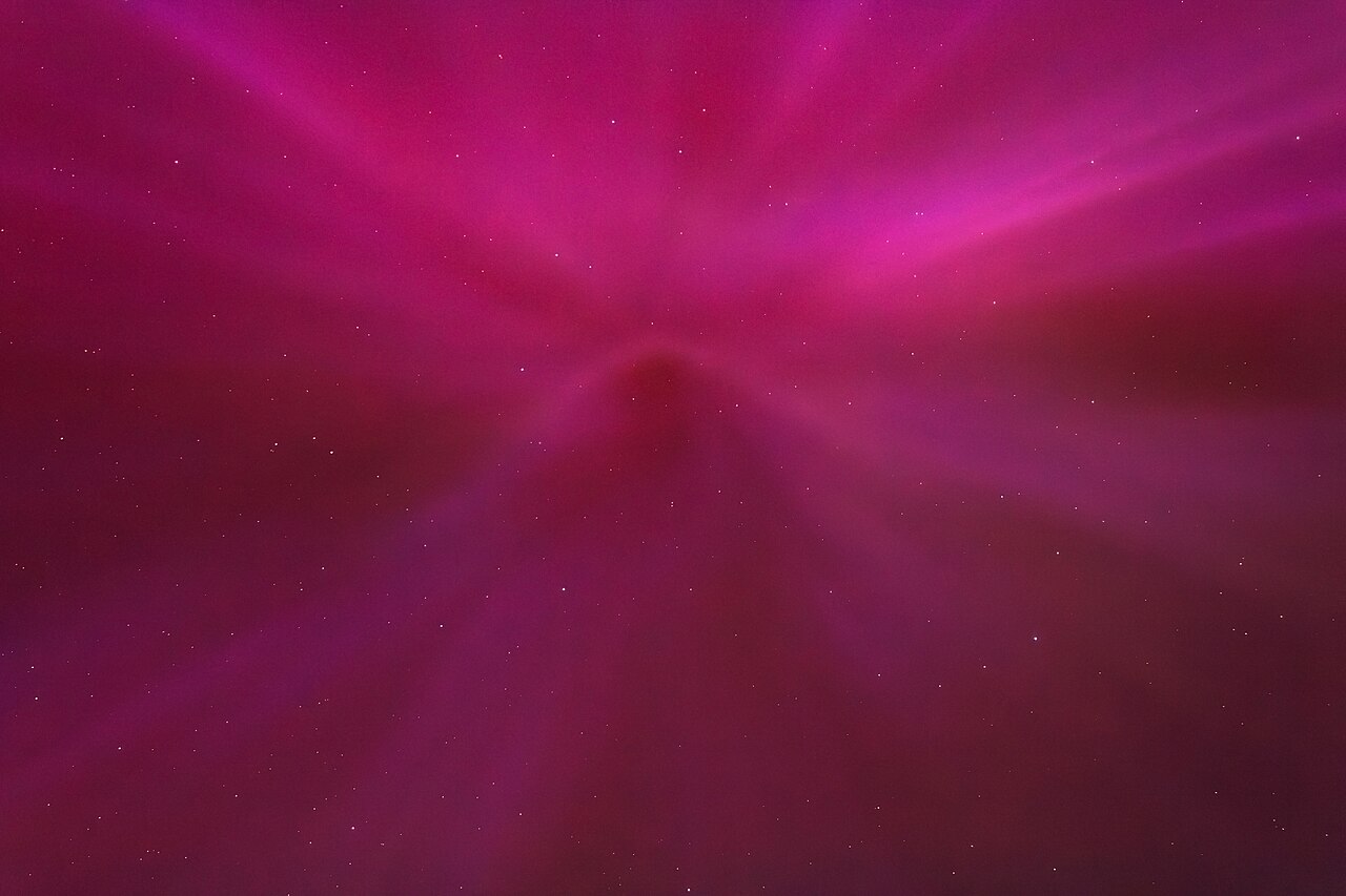 Magenta G5 aurora over Tuntorp, Lysekil Municipality 11.jpg