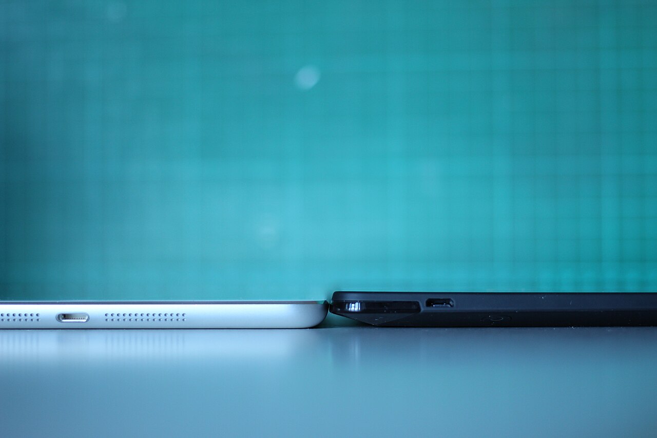 Apple iPad Mini 2 vs Amazon Kindle HDx 7" (14865273237).jpg