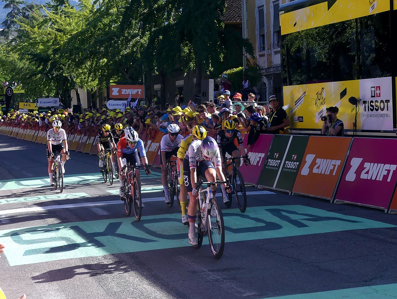 7e étape Tour de France Femmes 2025 - Arrivées Groupe Maillot Jaune.JPG