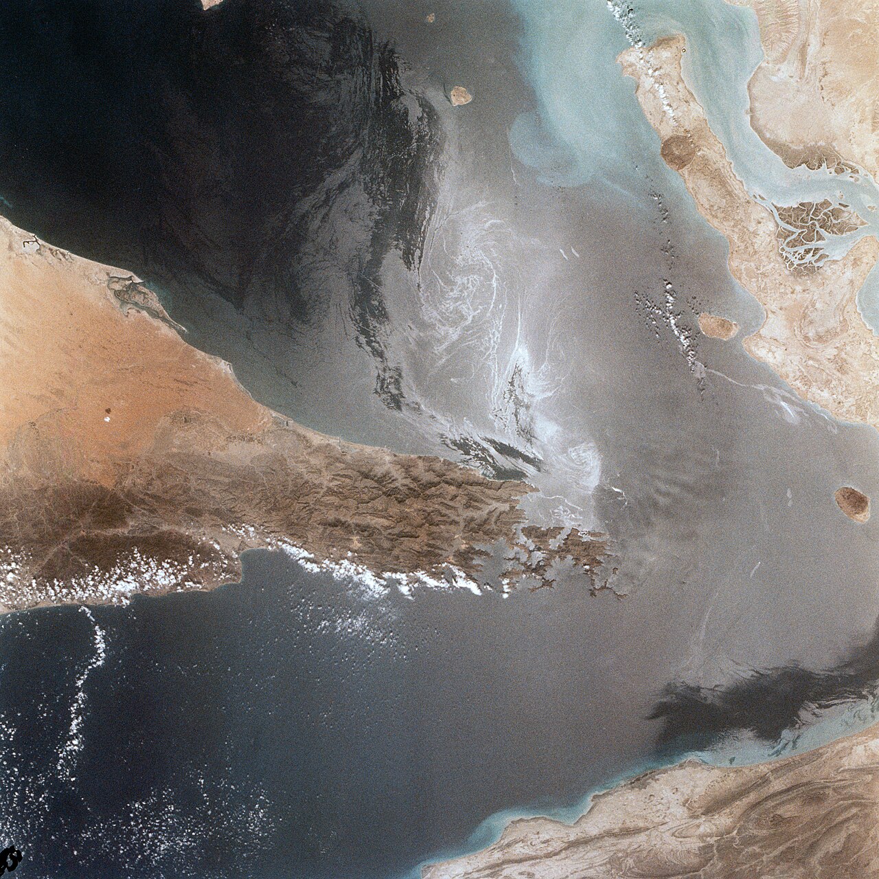STS004-37-716 - Strait of Hormuz.jpg