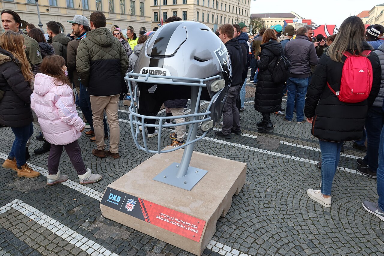 Riesenhelm der Las Vegas Raiders auf dem Platz vor der Feldherrnhalle am Vortag vom NFL Munich Game 2022-11-12.jpg