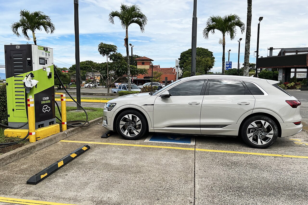 Audi e-tron charging SJO 08 2022 7619.jpg