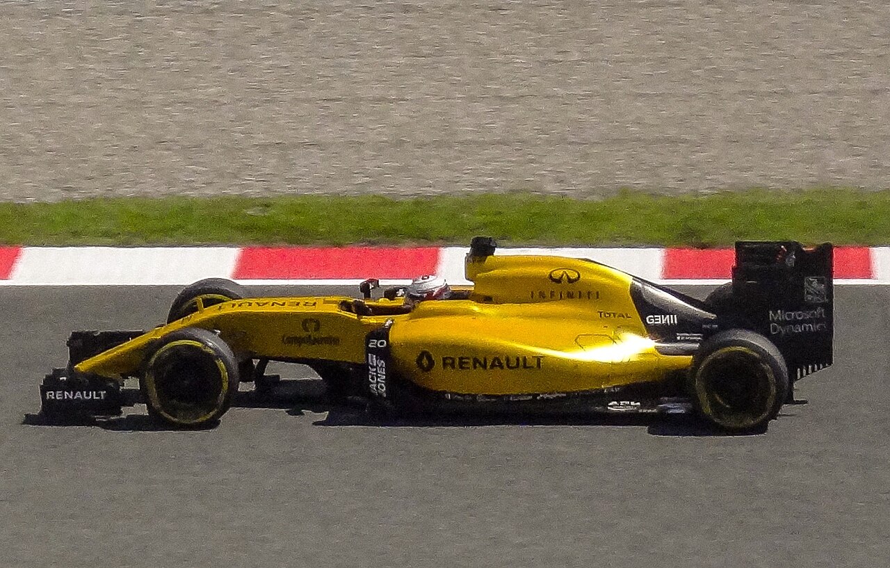 Kevin Magnussen 2016 Spanish Grand Prix (cropped).jpg