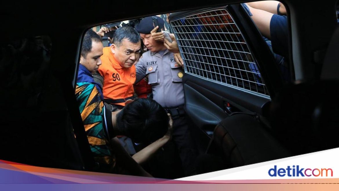 A Broad Corruption Network in Immigration Services